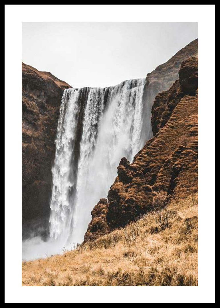 Fotografi av Skogafoss vattenfall mot bruna klippor-12