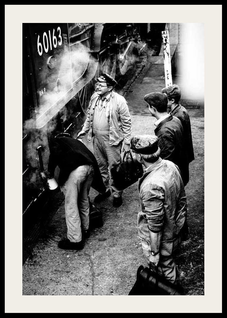 Czarno-białe zdjęcie mężczyzn przy lokomotywie parowej na peronie kolejowym-12