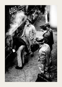 Czarno-białe zdjęcie mężczyzn przy lokomotywie parowej na peronie kolejowym-3