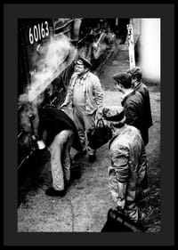 Czarno-białe zdjęcie mężczyzn przy lokomotywie parowej na peronie kolejowym-4