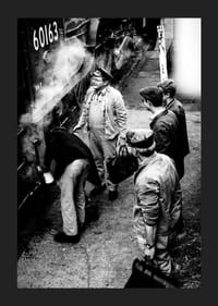 Czarno-białe zdjęcie mężczyzn przy lokomotywie parowej na peronie kolejowym-5