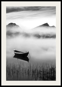 Barque noire et blanche sur un lac brumeux avec des montagnes en arrière-plan-2
