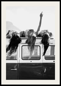 Svart-hvitt-bilde av tre unge kvinner på taket av en minibuss-2