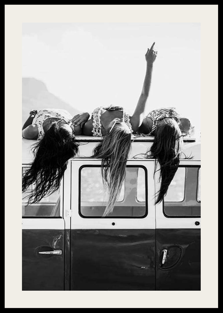 Svart-hvitt-bilde av tre unge kvinner på taket av en minibuss-12