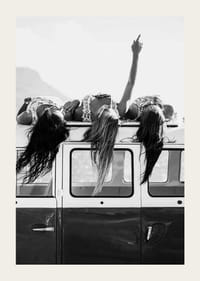 Svart-hvitt-bilde av tre unge kvinner på taket av en minibuss-3