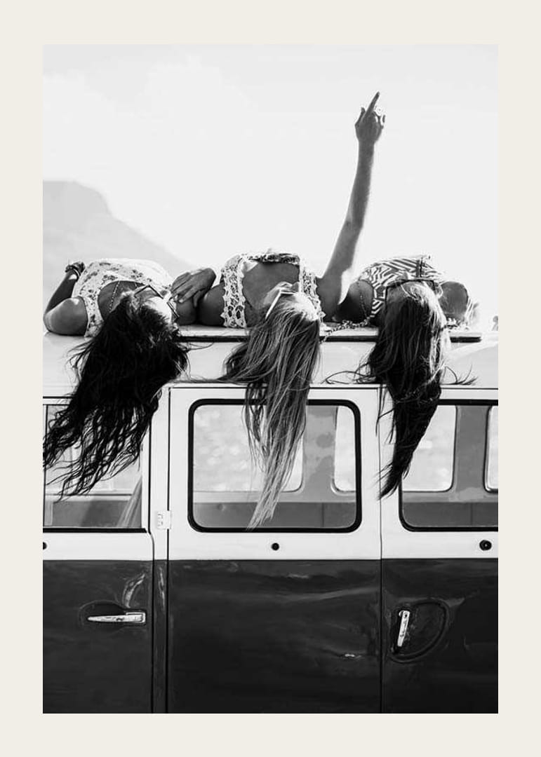 Svart-hvitt-bilde av tre unge kvinner på taket av en minibuss-12