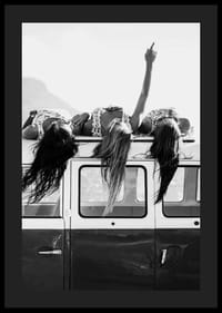 Svart-hvitt-bilde av tre unge kvinner på taket av en minibuss-4