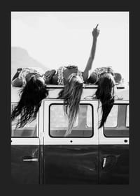 Svart-hvitt-bilde av tre unge kvinner på taket av en minibuss-5