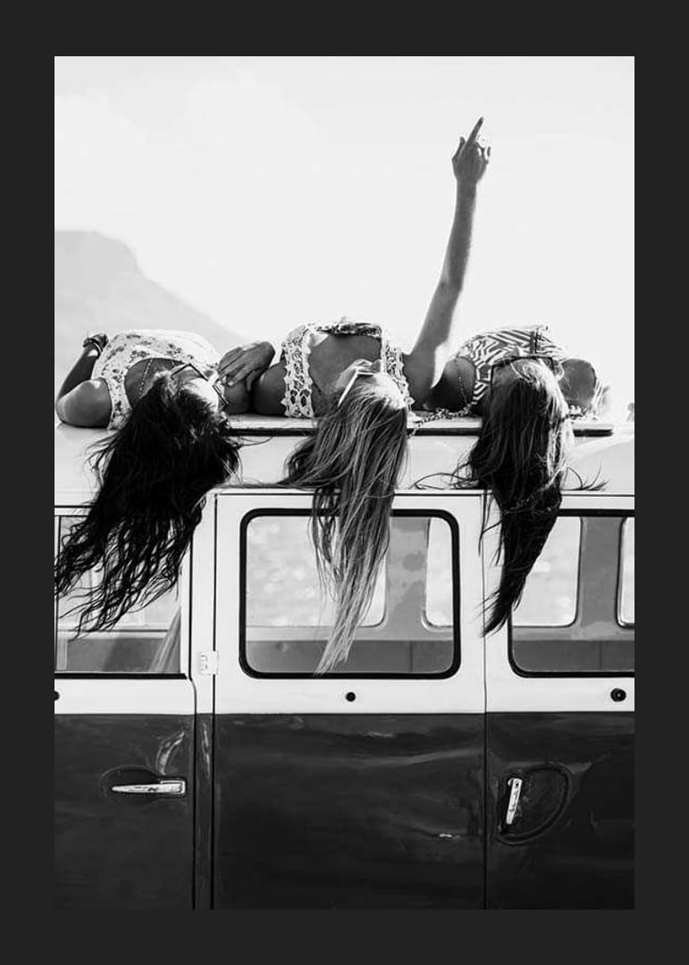 Svart-hvitt-bilde av tre unge kvinner på taket av en minibuss-12