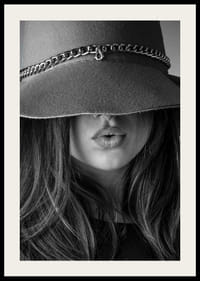 Fekete-fehér divatkép egy nagy kalapban és hosszú hajban lévő nőről-2