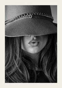 Fekete-fehér divatkép egy nagy kalapban és hosszú hajban lévő nőről-3