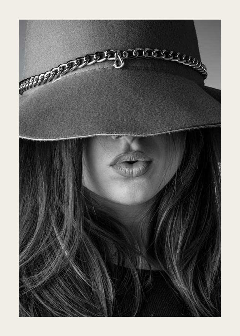 Fekete-fehér divatkép egy nagy kalapban és hosszú hajban lévő nőről-12