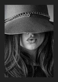 Fekete-fehér divatkép egy nagy kalapban és hosszú hajban lévő nőről-5