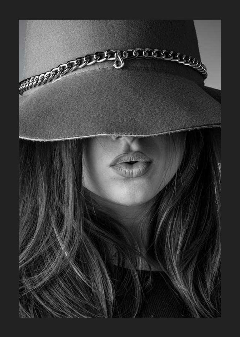 Fekete-fehér divatkép egy nagy kalapban és hosszú hajban lévő nőről-12