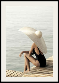 Fotografi av kvinne i svart badedrakt med stor, lys hatt-2