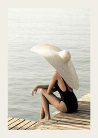 Fotografi av kvinne i svart badedrakt med stor, lys hatt-3