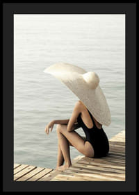 Fotografi av kvinne i svart badedrakt med stor, lys hatt-4