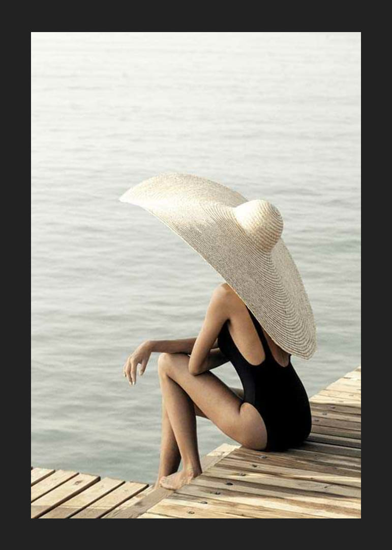 Fotografi av kvinne i svart badedrakt med stor, lys hatt-12