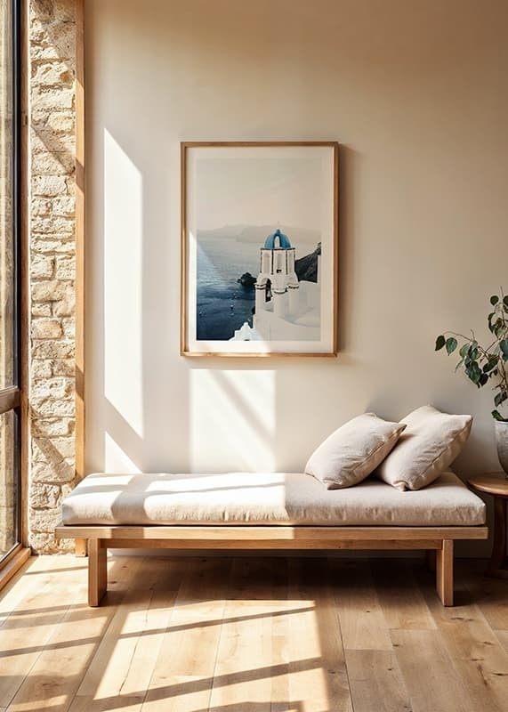 Fotografi av hvitkalket klokketårn med blå kuppel ved sjøen-12