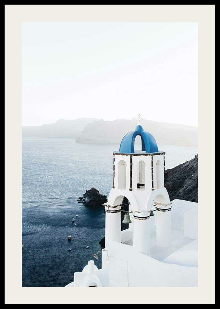 Fotografi av vitkalkat klocktorn med blå kupol vid havet-12