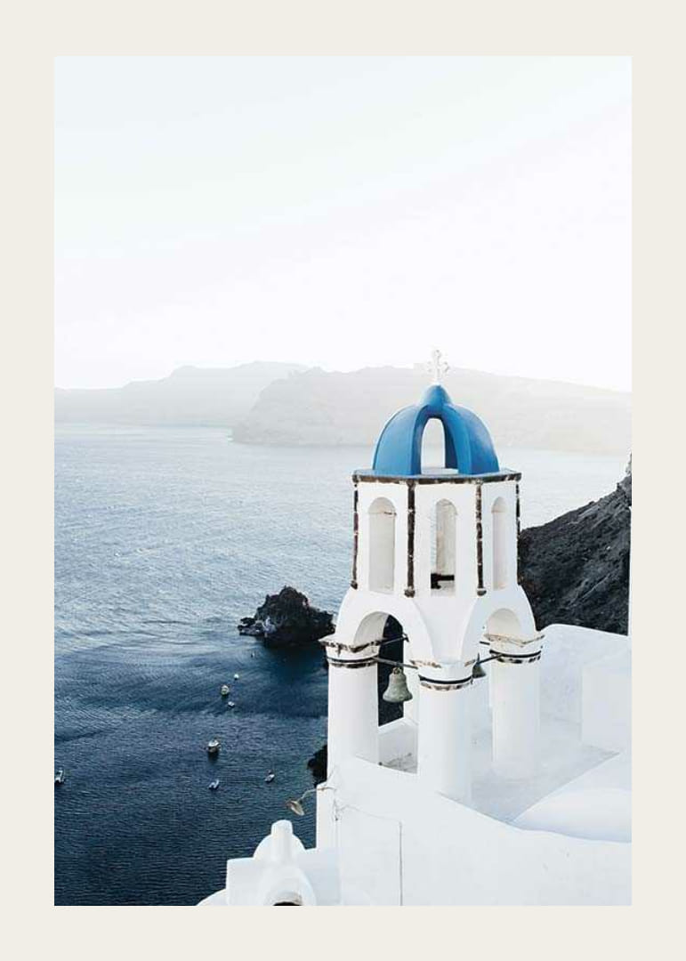 Fotografi av vitkalkat klocktorn med blå kupol vid havet-12