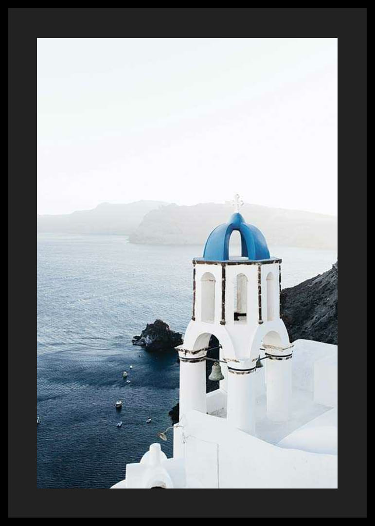 Fotografi av vitkalkat klocktorn med blå kupol vid havet-12