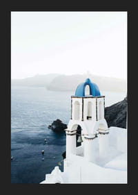 Fotografi av vitkalkat klocktorn med blå kupol vid havet-5