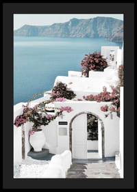 Biele domy s ružovou bugenvíliou pri mori na Santorini-4