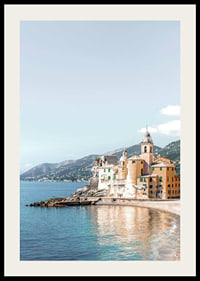 Fotografi av italienska kusthus vid havet med berg bakom-2