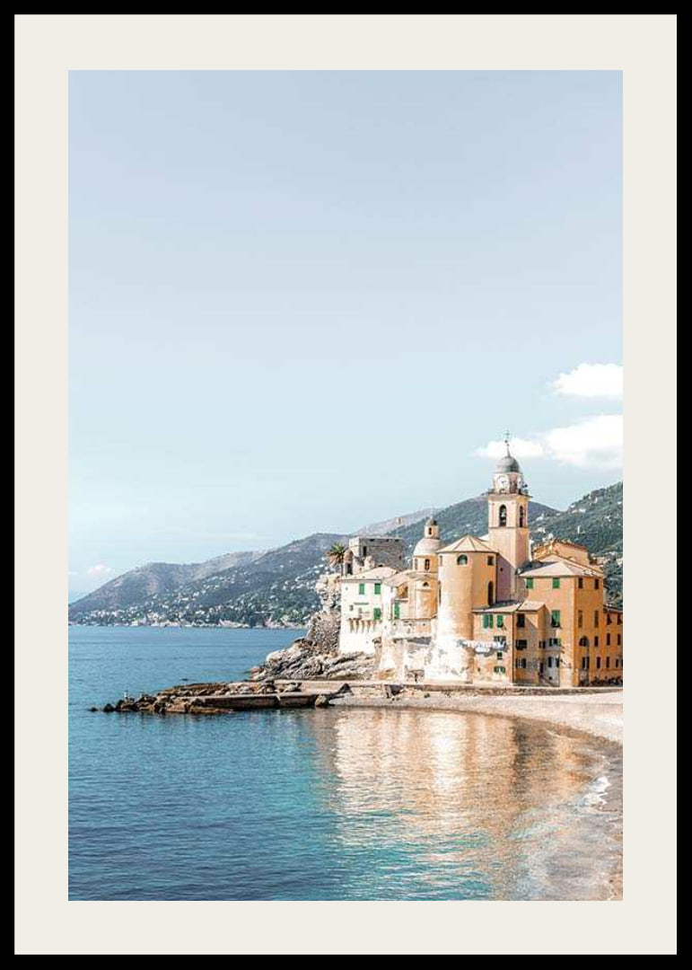 Fotografi av italienska kusthus vid havet med berg bakom-12