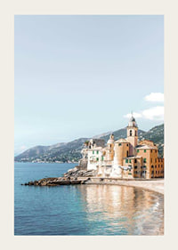 Fotografi av italienska kusthus vid havet med berg bakom-3