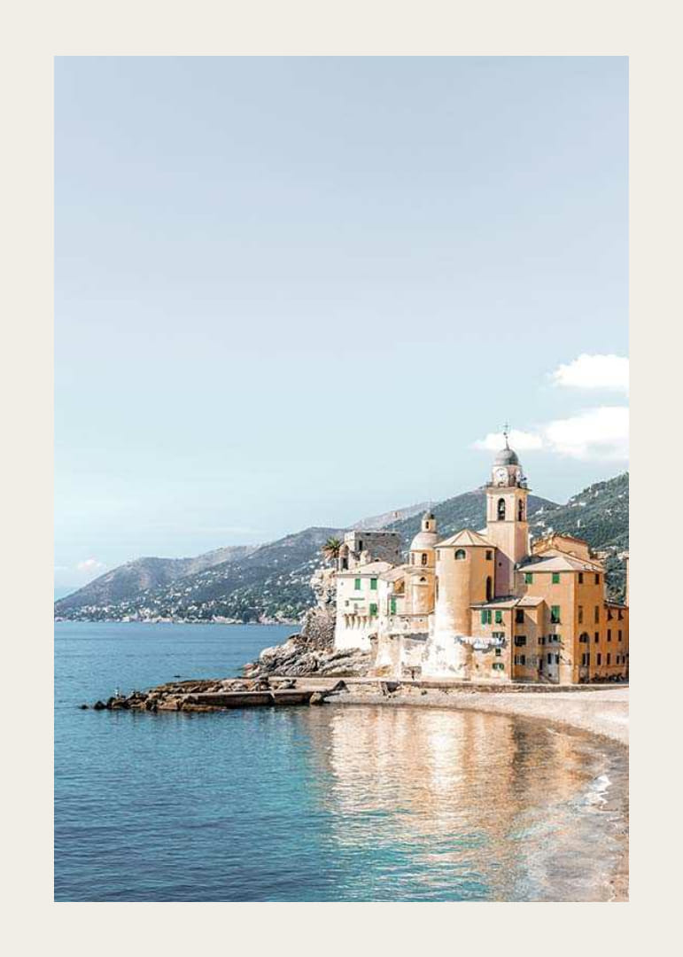 Foto von italienischen Küstenhäusern am Meer mit Bergen im Hintergrund-12