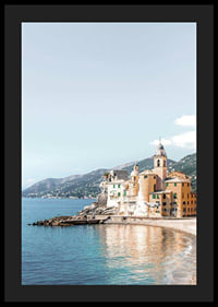 Fotografi av italienska kusthus vid havet med berg bakom-4