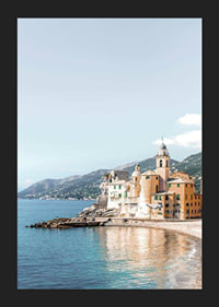 Fotografi av italienska kusthus vid havet med berg bakom-5