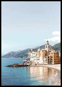 Fotografi av italienska kusthus vid havet med berg bakom-6