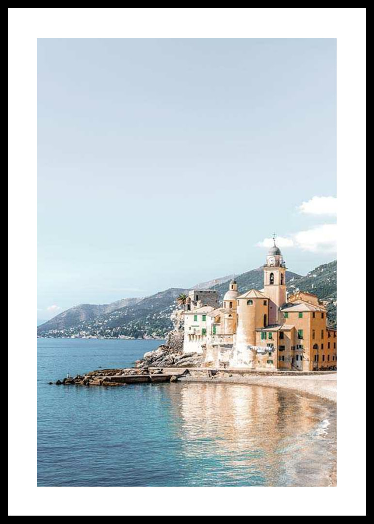 Fotografi av italienska kusthus vid havet med berg bakom-12