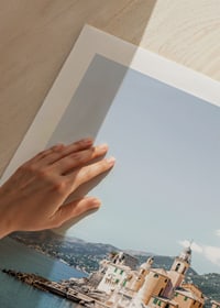 Fotografi av italienska kusthus vid havet med berg bakom-9
