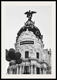 Black and white photo of the Metropolis building in Madrid with balloons-2