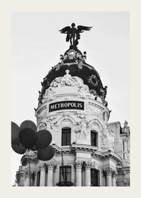 Svartvitt foto av Metropolis-byggnaden i Madrid med ballonger-3