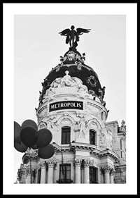Black and white photo of the Metropolis building in Madrid with balloons-0