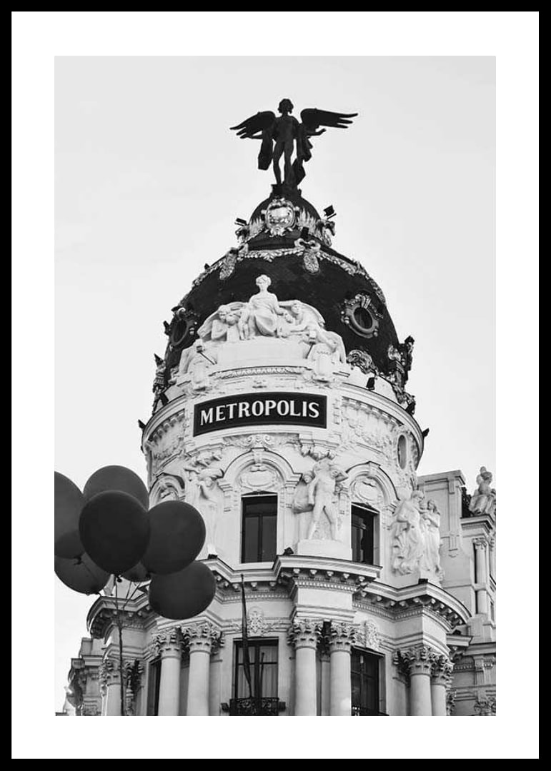 Black and white photo of the Metropolis building in Madrid with balloons-12