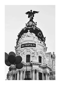 Black and white photo of the Metropolis building in Madrid with balloons-1