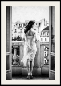 Fotografie alb-negru a unei femei în cămașă de noapte pe balcon-2