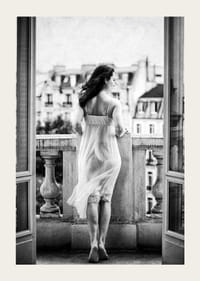 Fotografie alb-negru a unei femei în cămașă de noapte pe balcon-3