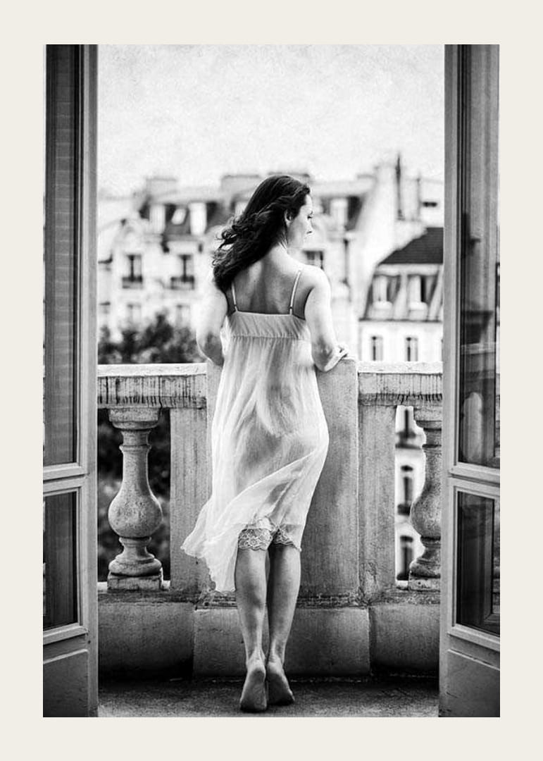 Fotografie alb-negru a unei femei în cămașă de noapte pe balcon-12