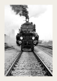 Svartvit fotografi av ånglok som kör rakt mot kameran-3