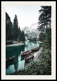Paisaje fotográfico con barcas de remos junto al lago y las montañas.-2