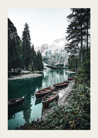 Paisaje fotográfico con barcas de remos junto al lago y las montañas.-3