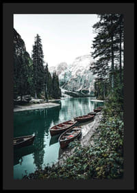 Paisaje fotográfico con barcas de remos junto al lago y las montañas.-4