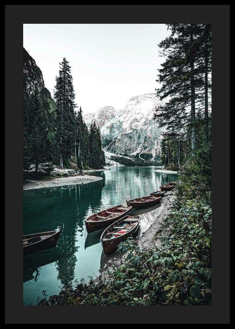 Paisaje fotográfico con barcas de remos junto al lago y las montañas.-12
